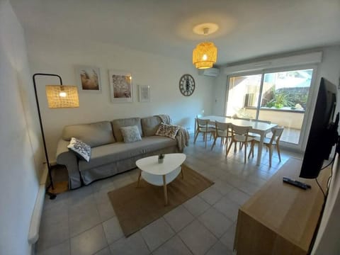 Appartement 8 personnes En face des Remparts Climatisé avec terrasse et Parking Apartment in Avignon