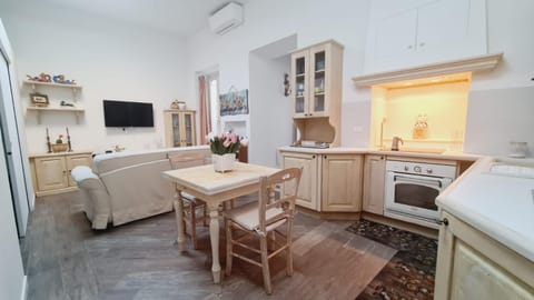 TV and multimedia, Kitchen or kitchenette, oven, stove