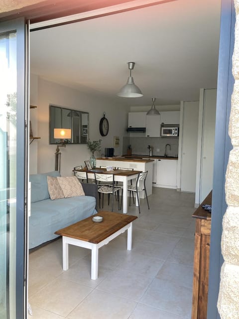 Kitchen or kitchenette, Living room, Seating area, Dining area
