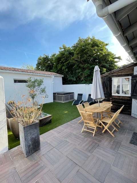 Patio, Balcony/Terrace, Kitchen or kitchenette, Dining area, Garden view