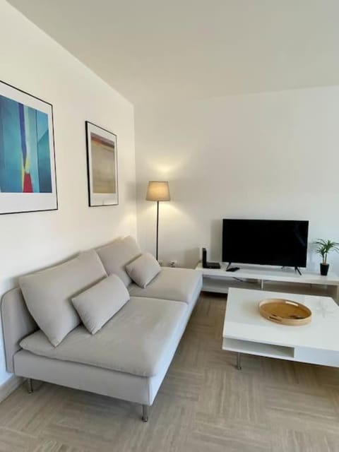 Communal lounge/ TV room, TV and multimedia, Living room, Seating area