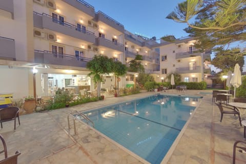 Swimming pool, Swimming pool