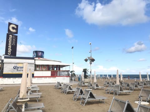 Nearby landmark, Restaurant/places to eat, Neighbourhood, Nightclub / DJ, Beach, Area and facilities, Family, sunbed