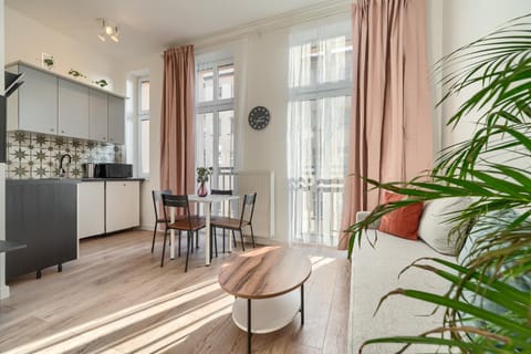 Kitchen or kitchenette, Living room, Seating area, Dining area, minibar