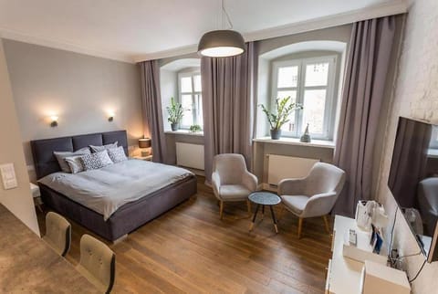 Bed, TV and multimedia, Photo of the whole room, Seating area, Bedroom