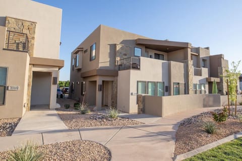Modern Family Villa Private Hot Tub and Balconies House in Washington