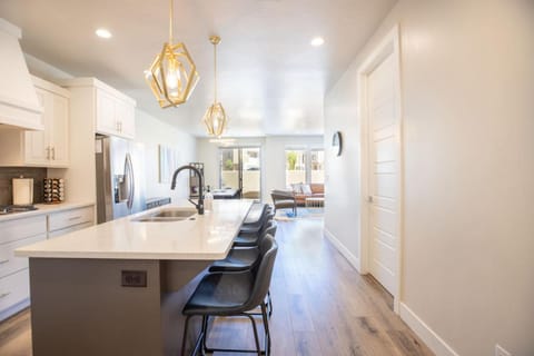 Modern Family Villa Private Hot Tub and Balconies House in Washington