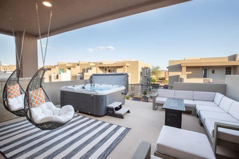 Modern Family Villa Private Hot Tub and Balconies House in Washington