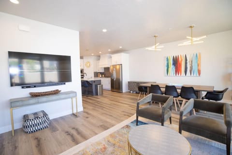 Modern Family Villa Private Hot Tub and Balconies House in Washington