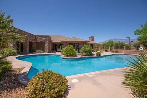 Suite Retreat with Pool Spa Gym and Tennis Court House in Washington