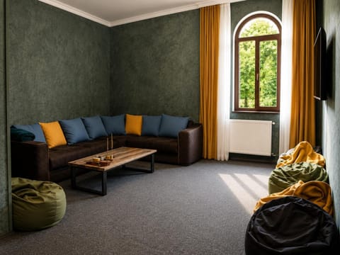 Communal lounge/ TV room, TV and multimedia, View (from property/room), View (from property/room), Living room, Seating area, Mountain view, Mountain view