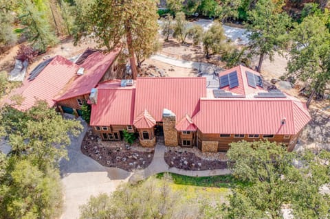 Goldside Mansion w/sleeping for 20 and tons of fun House in Ahwahnee