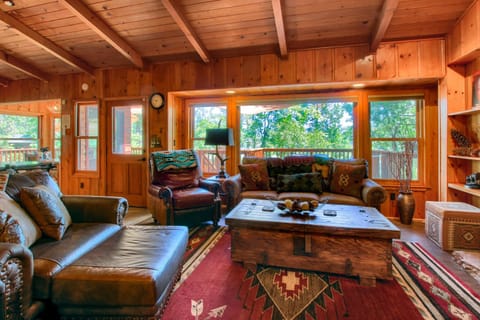 Willow Cove Lodge- 5 bedrooms with a hot tub House in Bass Lake