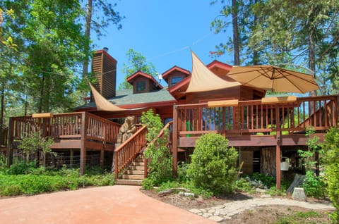 Willow Cove Lodge- 5 bedrooms with a hot tub House in Bass Lake