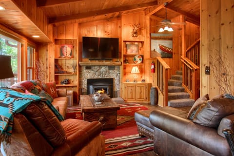 Willow Cove Lodge- 5 bedrooms with a hot tub House in Bass Lake