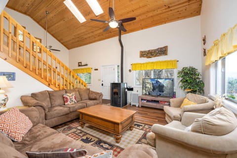 Selah Cabin- Dog Friendly/BBQ/Level 2 EV Charger Cabin in Oakhurst
