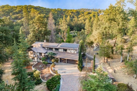 River View Retreat Sleeps 16/ hot tub/basketball court House in Ahwahnee