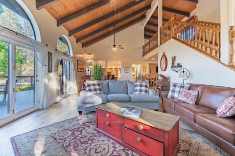 River View Retreat Sleeps 16/ hot tub/basketball court House in Ahwahnee