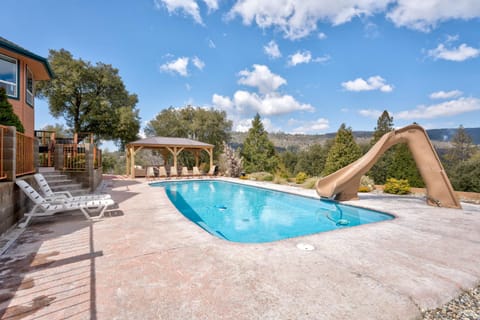 Yosemite Adventure House with Pool-hot tub-game room House in Sierra Nevada