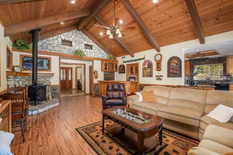 Oak Pond Retreat Stocked pond/pool table/BBQ Grill/EV Charger House in Oakhurst