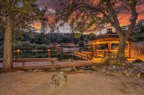 Oak Pond Retreat Stocked pond/pool table/BBQ Grill/EV Charger House in Oakhurst