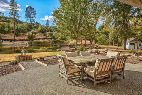 Oak Pond Retreat Stocked pond/pool table/BBQ Grill/EV Charger House in Oakhurst