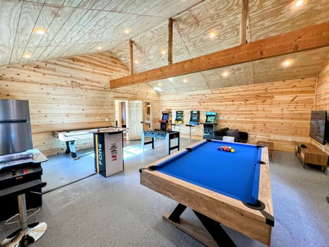 Log Cabin w/ pool, spa, game room, sleeps 20 Cabin in Sierra Nevada