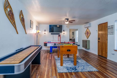 Stimboli Lodge- Sleeps 16 with tons of games and fun House in Oakhurst