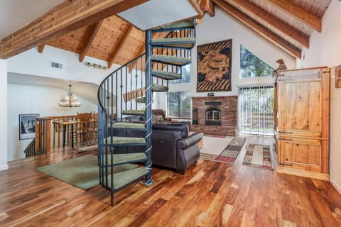 Stimboli Lodge- Sleeps 16 with tons of games and fun House in Oakhurst