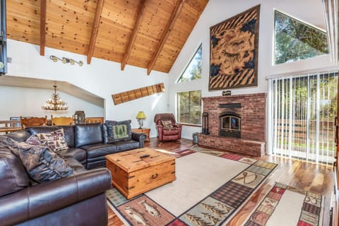 Stimboli Lodge- Sleeps 16 with tons of games and fun House in Oakhurst