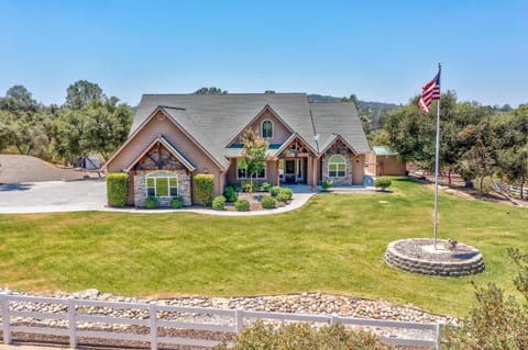 Mountain Elegance w/ pool, spa, projector House in Sierra Nevada