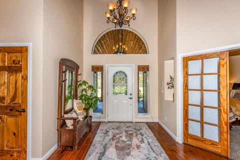 Mountain Elegance w/ pool, spa, projector House in Sierra Nevada