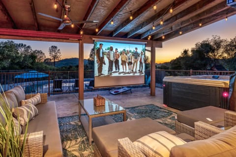 Mountain Elegance w/ pool, spa, projector House in Sierra Nevada