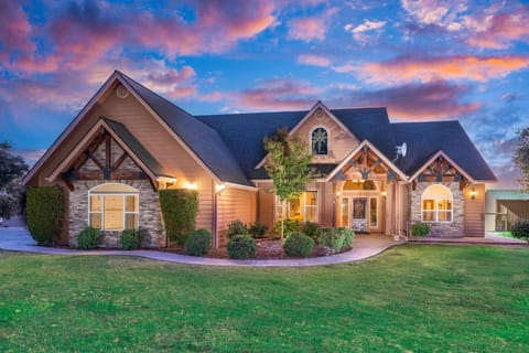 Mountain Elegance w/ pool, spa, projector House in Sierra Nevada