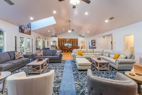 Big Oak Manor w/theater/hot tub/sauna/more House in Oakhurst