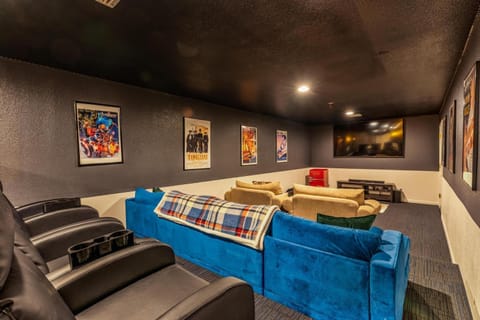 Big Oak Manor w/theater/hot tub/sauna/more House in Oakhurst