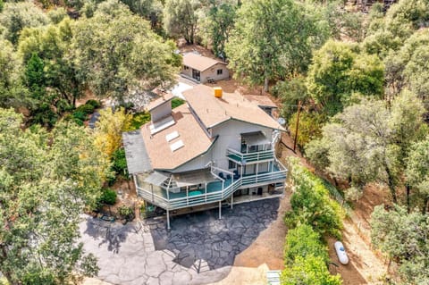 Hodges Hill Hideout w/ pool, spa, BBQ - Dog Friendly House in Oakhurst
