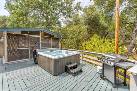 Hodges Hill Hideout w/ pool, spa, BBQ - Dog Friendly House in Oakhurst