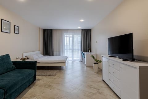 Bed, TV and multimedia, Photo of the whole room, Bedroom