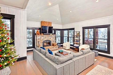 Whispering Pines Chalet House in Whitefish