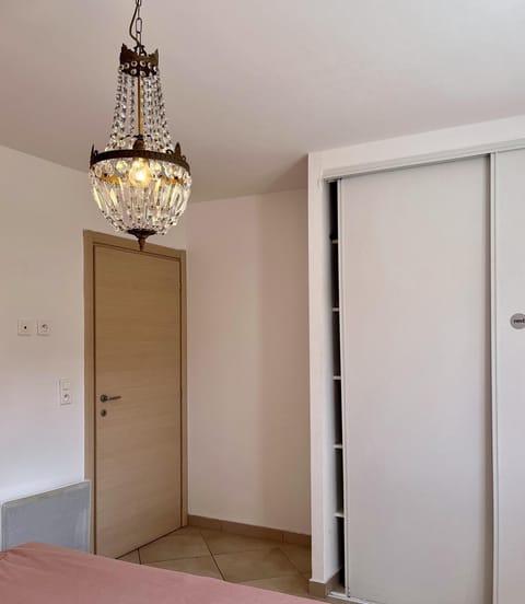 Photo of the whole room, Bedroom, wardrobe