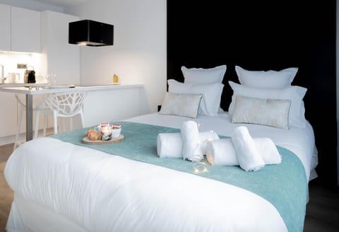 Bed, Kitchen or kitchenette, Photo of the whole room, Bedroom, towels