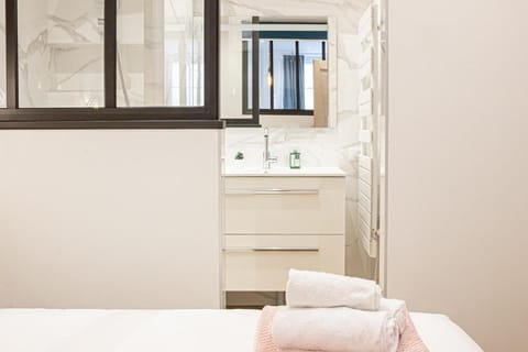 Bed, Bathroom, Other, Photo of the whole room, Bedroom, towels