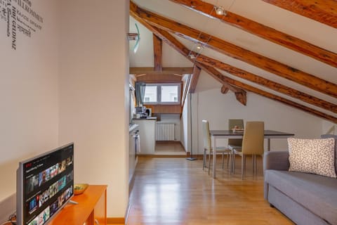 TV and multimedia, Kitchen or kitchenette, Living room, Seating area, Dining area, Evening entertainment, Evening entertainment