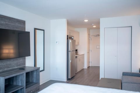 Kitchen or kitchenette, minibar