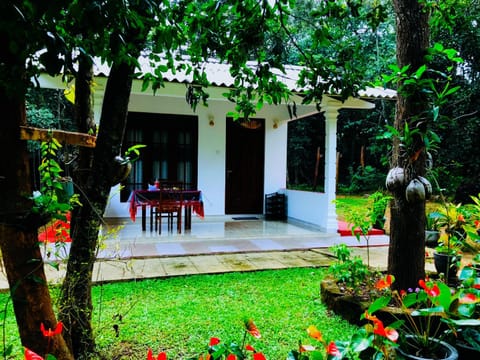 Property building, Spring, Day, Garden, Dining area, Garden view