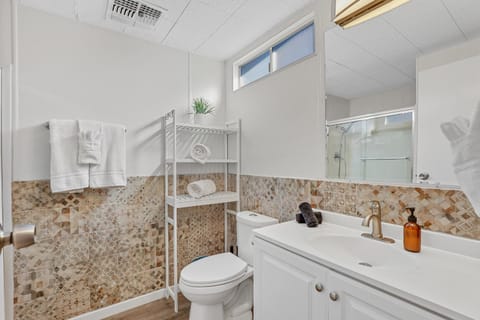 Toilet, Bathroom, towels