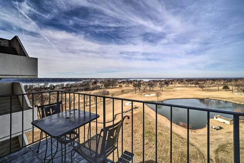 Balcony and Lake View Modern Condo in Monkey Island Apartment in Grove