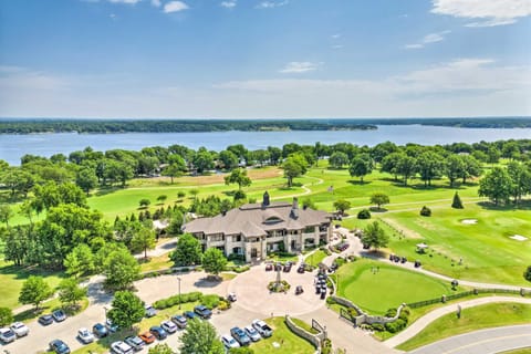 Balcony and Lake View Modern Condo in Monkey Island Apartment in Grove