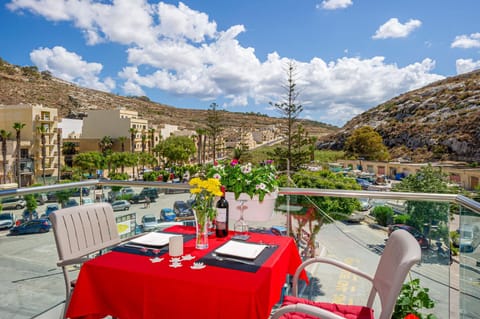 Spring, Day, Natural landscape, Dining area, Mountain view